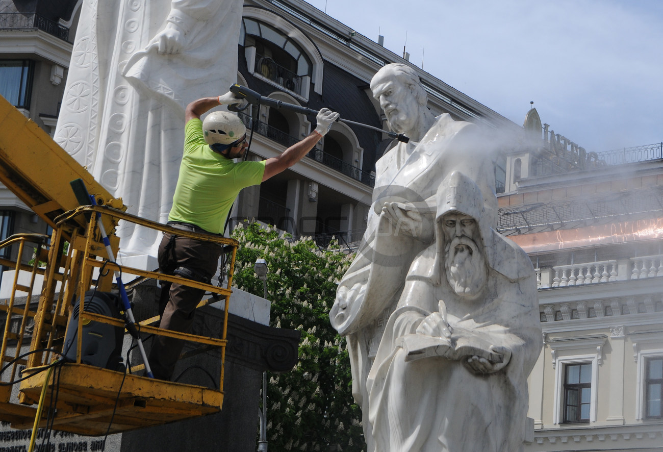 В Киеве помыли памятник княгине Ольге