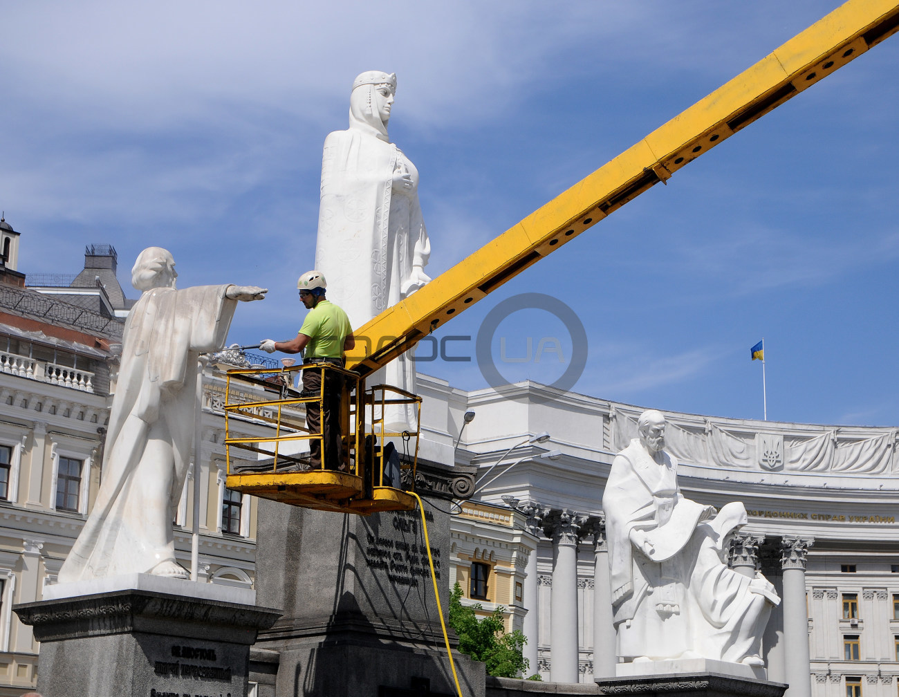 В Киеве помыли памятник княгине Ольге