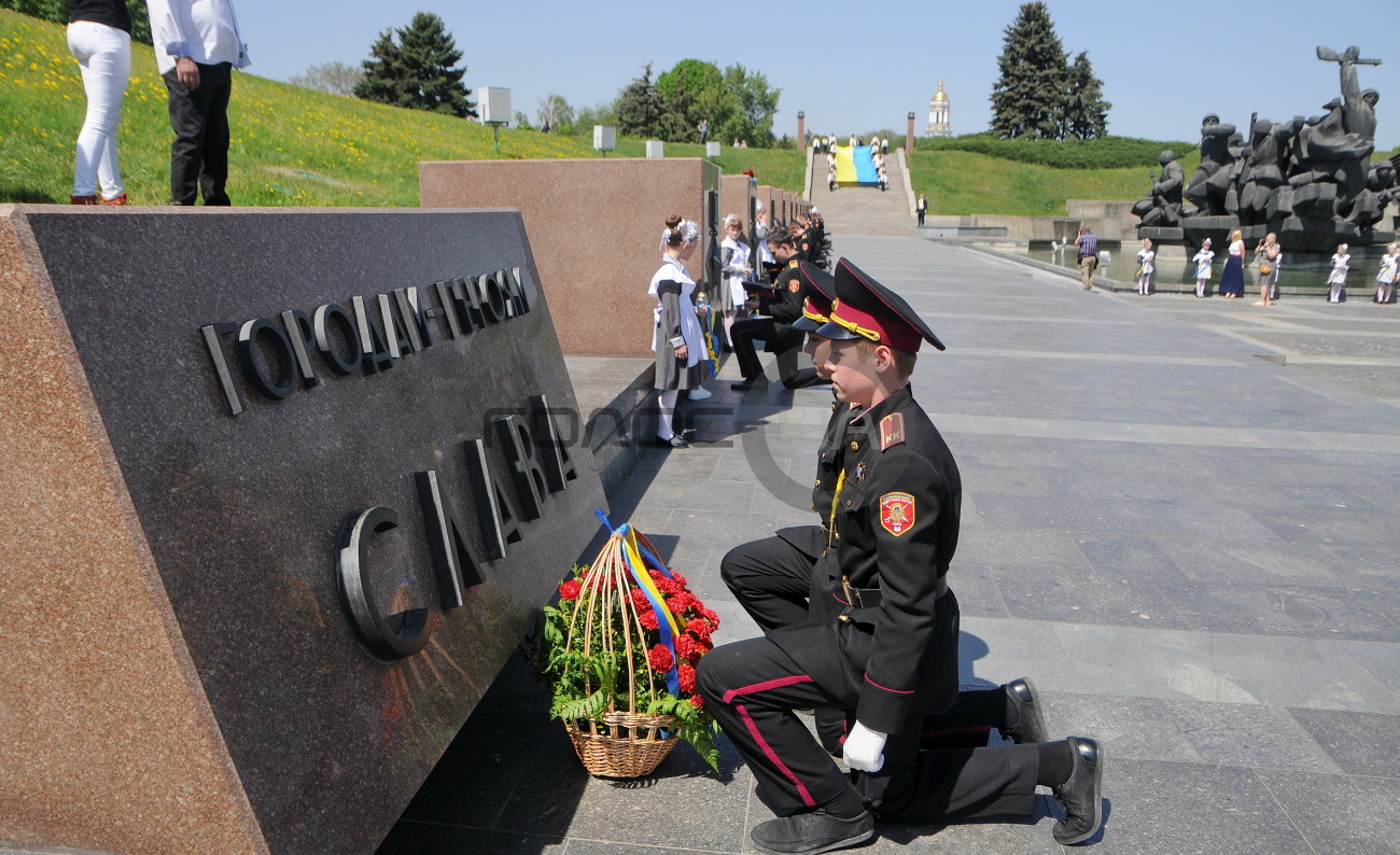 В честь Победы киевские школьники вынесли на берег Днепра 73 флага