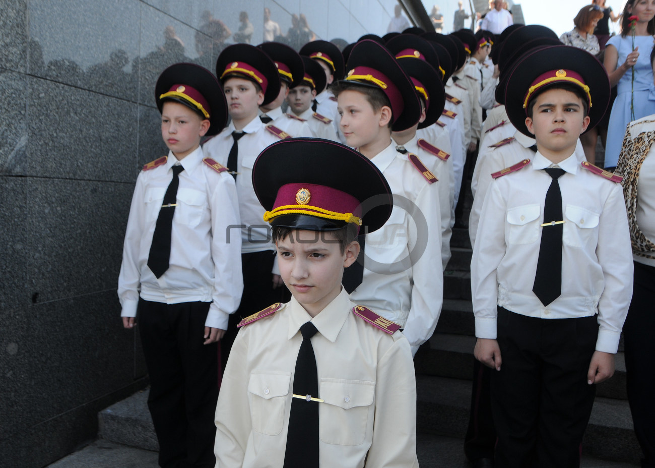 В честь Победы киевские школьники вынесли на берег Днепра 73 флага