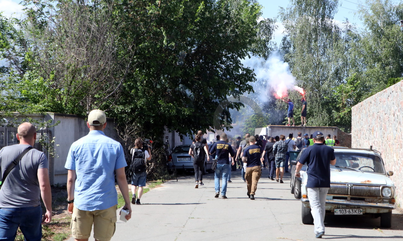 Националисты заблокировали дом Левочкина