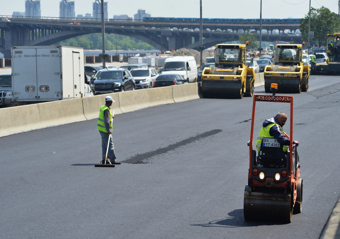 В Киеве заканчивают первый этап ремонта Набережного шоссе