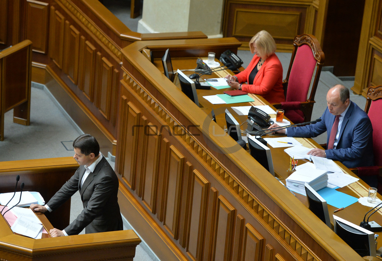 В день рассмотрения закона о антикоррупционном суде в зале ВР находится всего треть депутатов