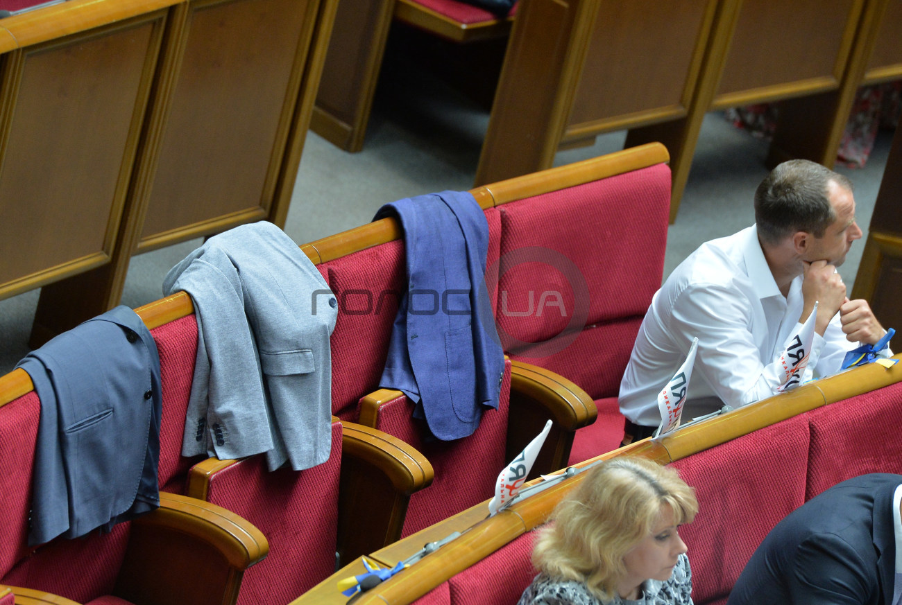 В день рассмотрения закона о антикоррупционном суде в зале ВР находится всего треть депутатов