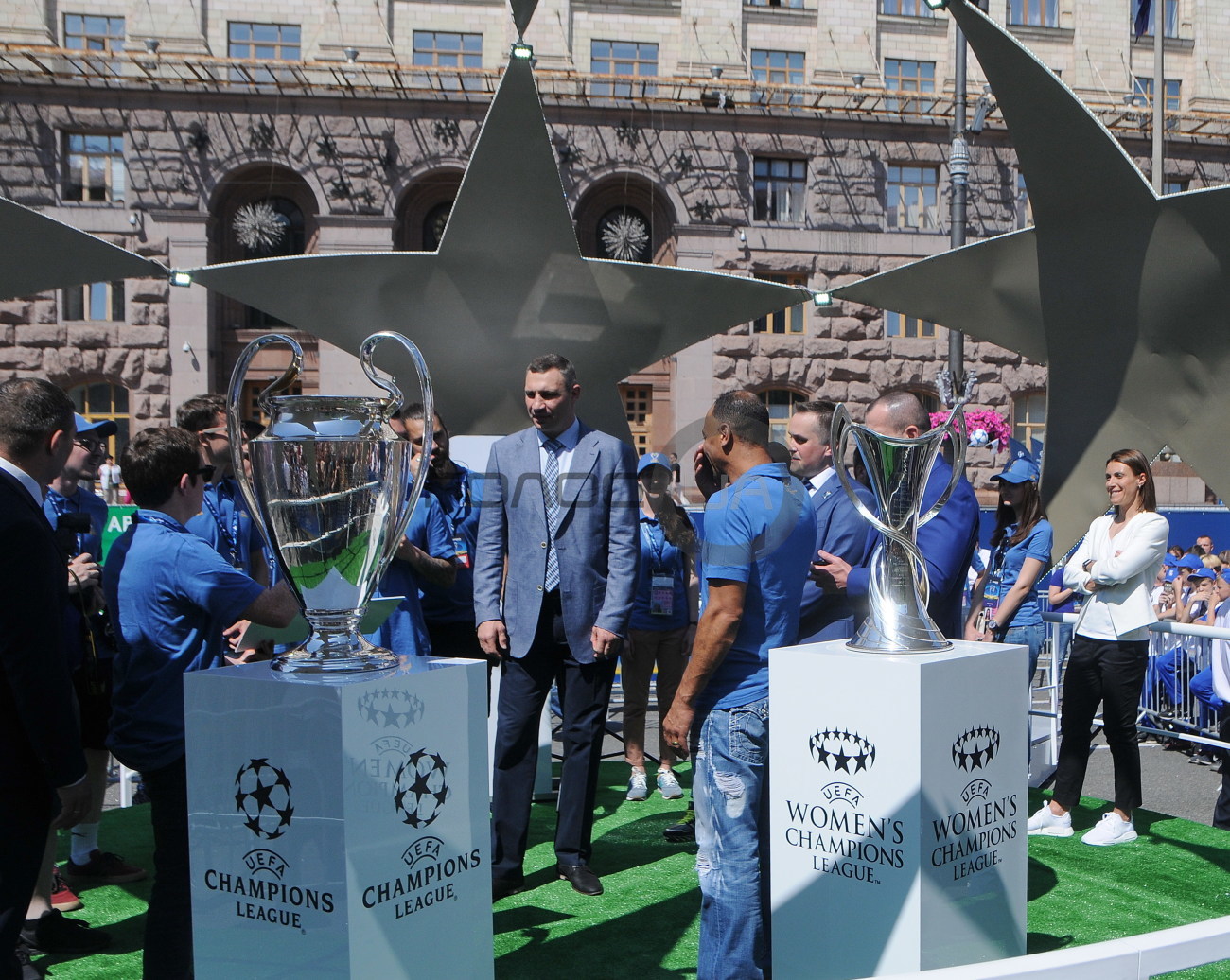 На Крещатике официально открыли фан-зону Лиги Чемпионов по футболу