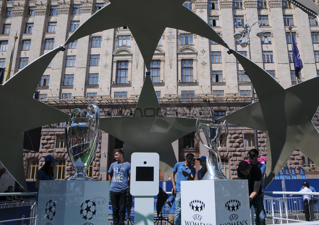 На Крещатике официально открыли фан-зону Лиги Чемпионов по футболу