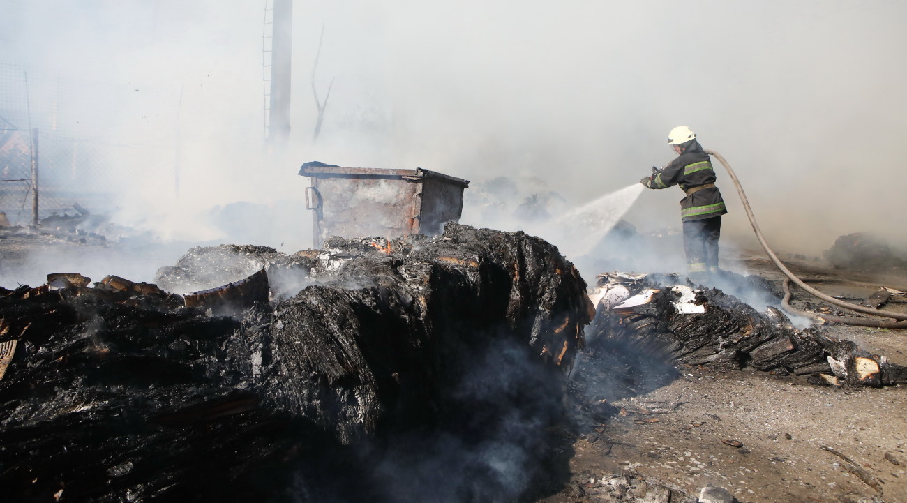 Возле Киева горел склад вторсырья
