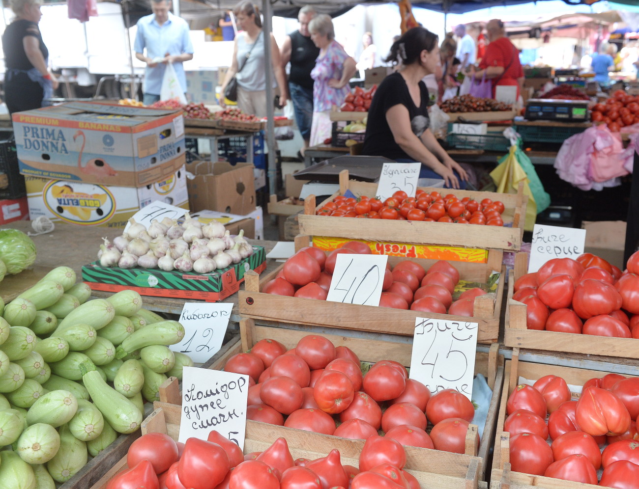 В Киеве дешевеет картошка, клубника, черешня; помидоры держаться в цене
