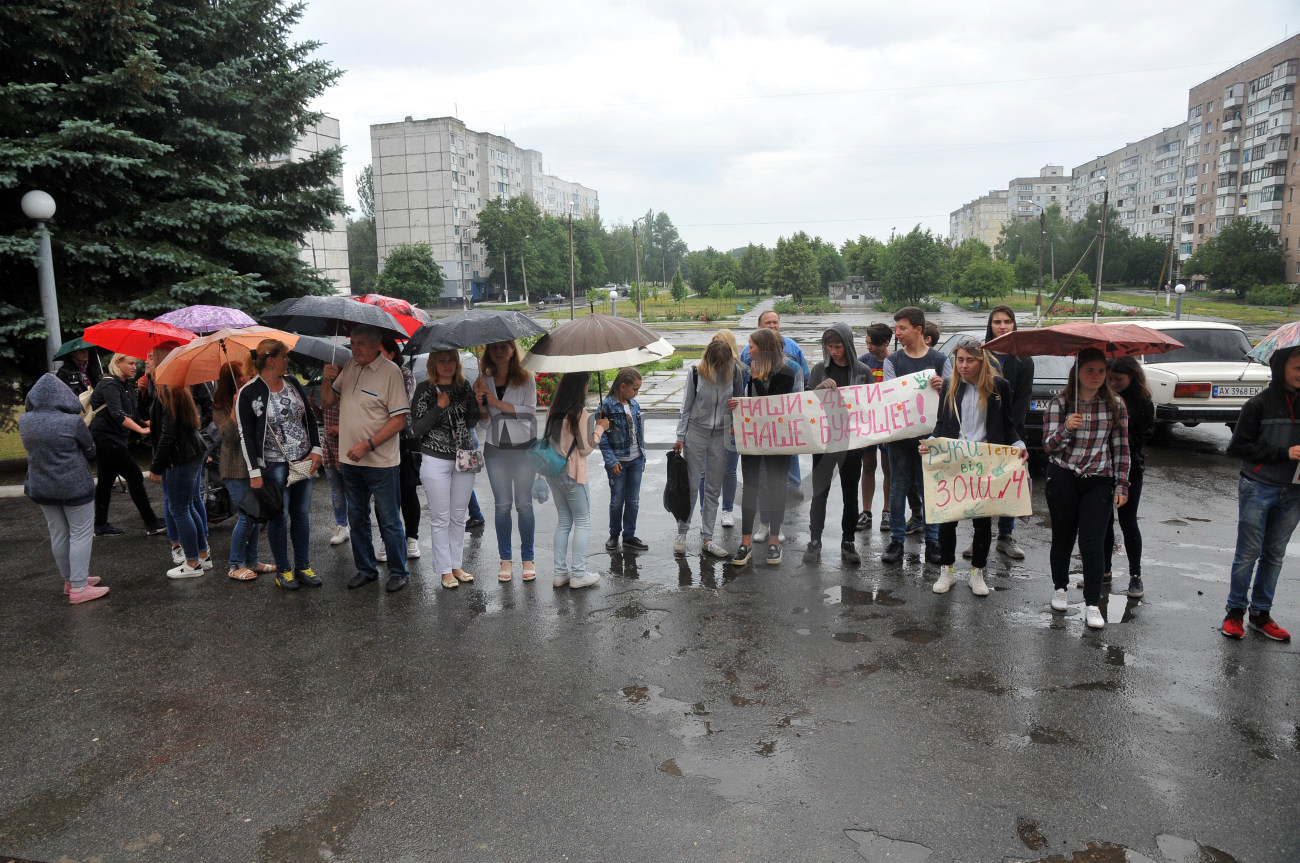 В Харьковской области родители протестуют против закрытия школ
