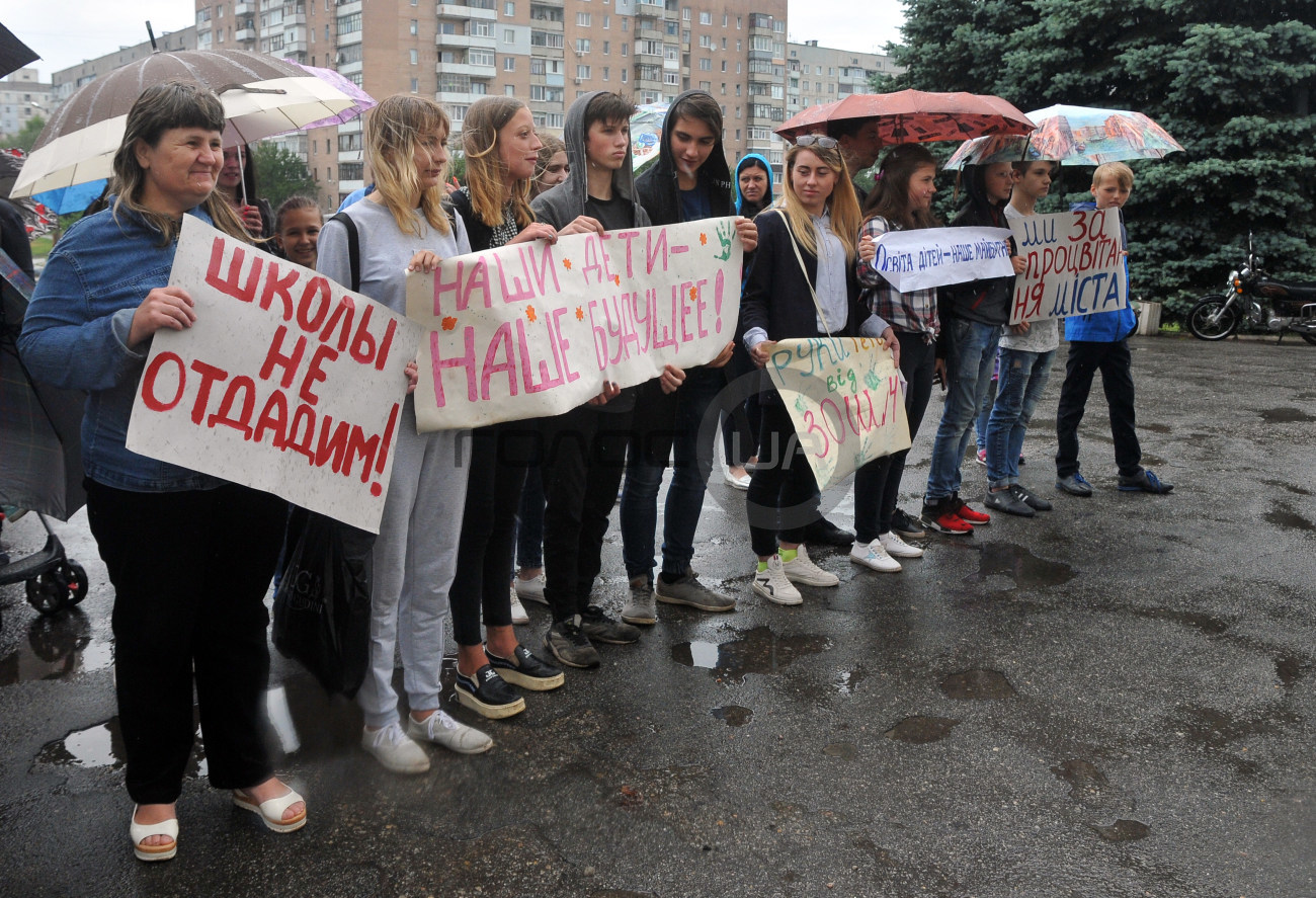 В Харьковской области родители протестуют против закрытия школ