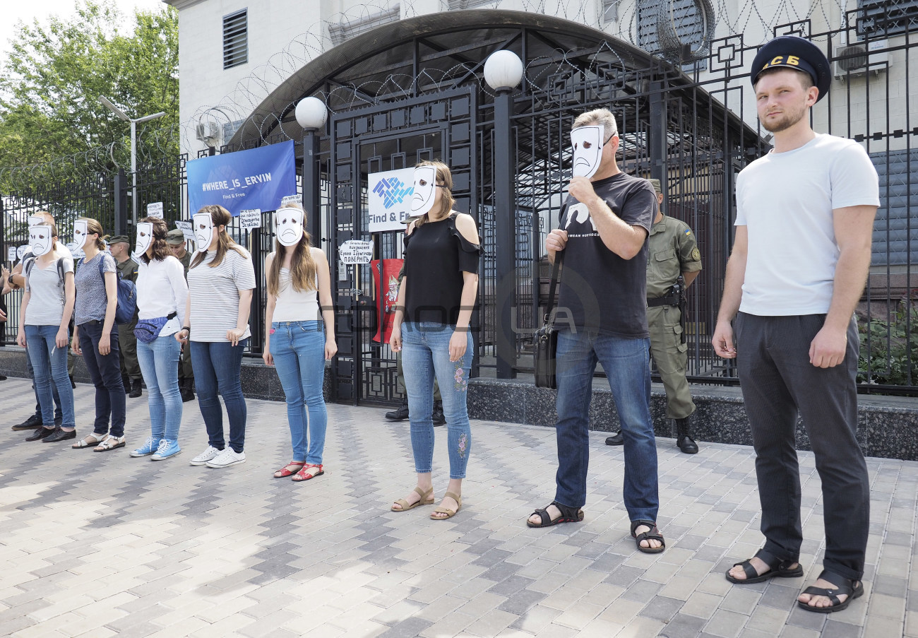 Возле здания посольства России в Киеве активисты провели акцию в поддержку политзаключенных украинцев, удерживаемых в российских тюрьмах