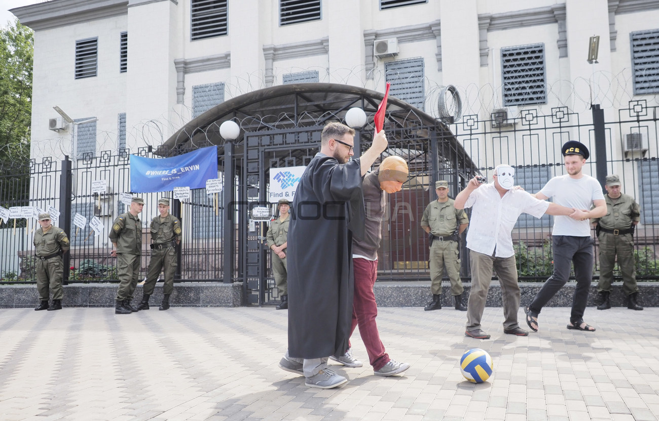 Возле здания посольства России в Киеве активисты провели акцию в поддержку политзаключенных украинцев, удерживаемых в российских тюрьмах
