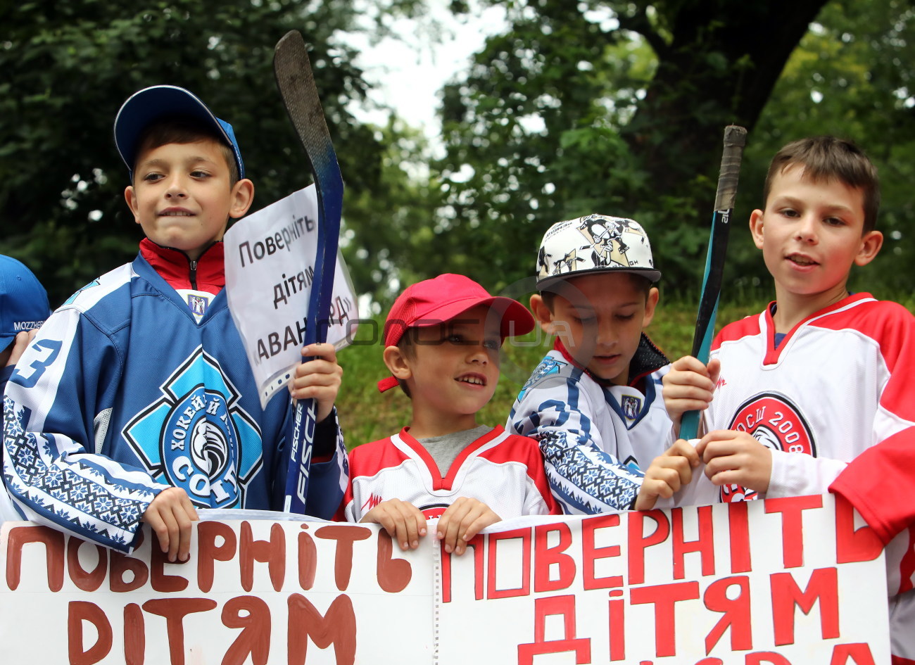 Дети, тренеры, родители и болельщики хоккея пикетировали Кабмин