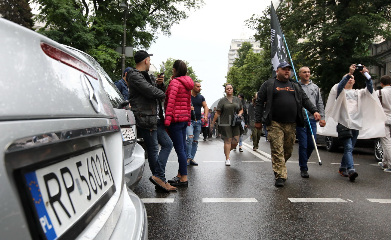 Водители &#171;евроблях&#187; съехались в Киев и пикетируют правительство