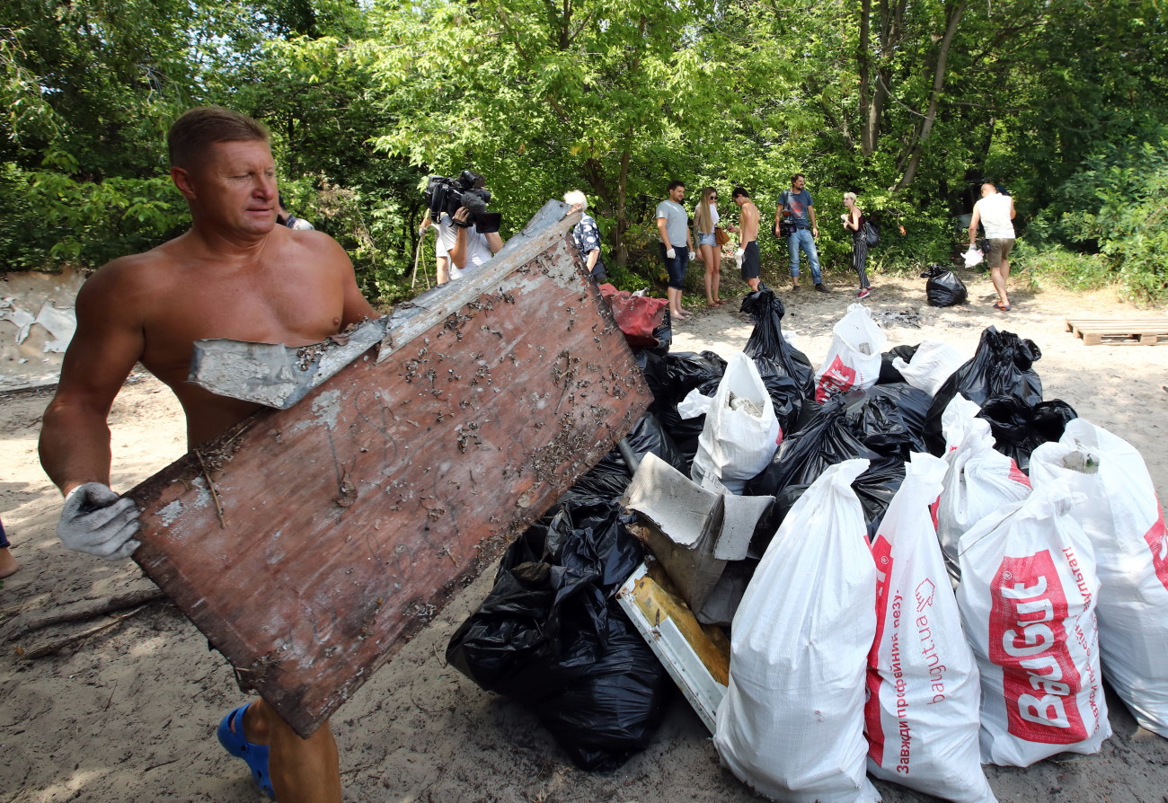 Активисты и рыбаки убрали столичные острова от мусора