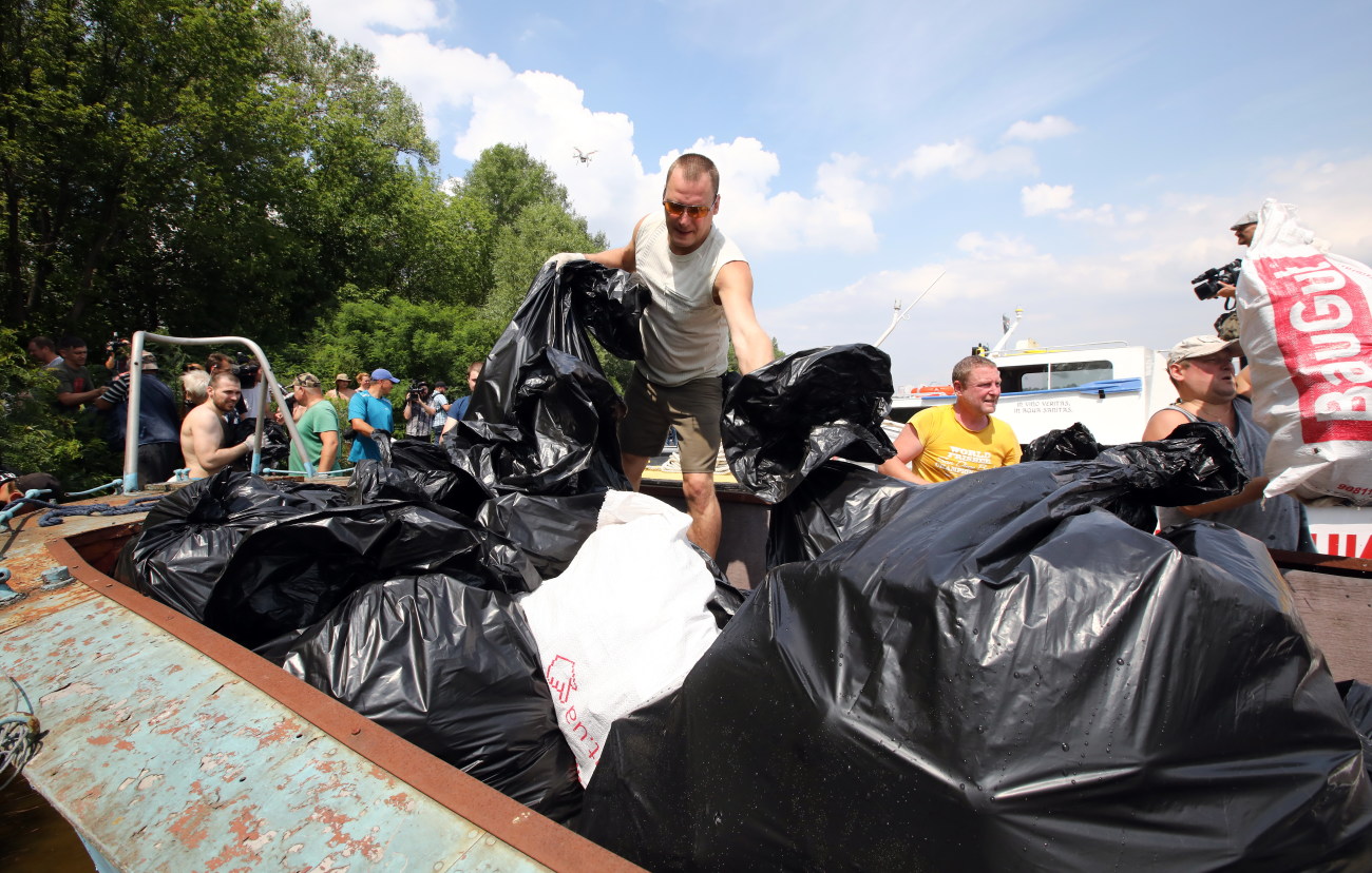 Активисты и рыбаки убрали столичные острова от мусора