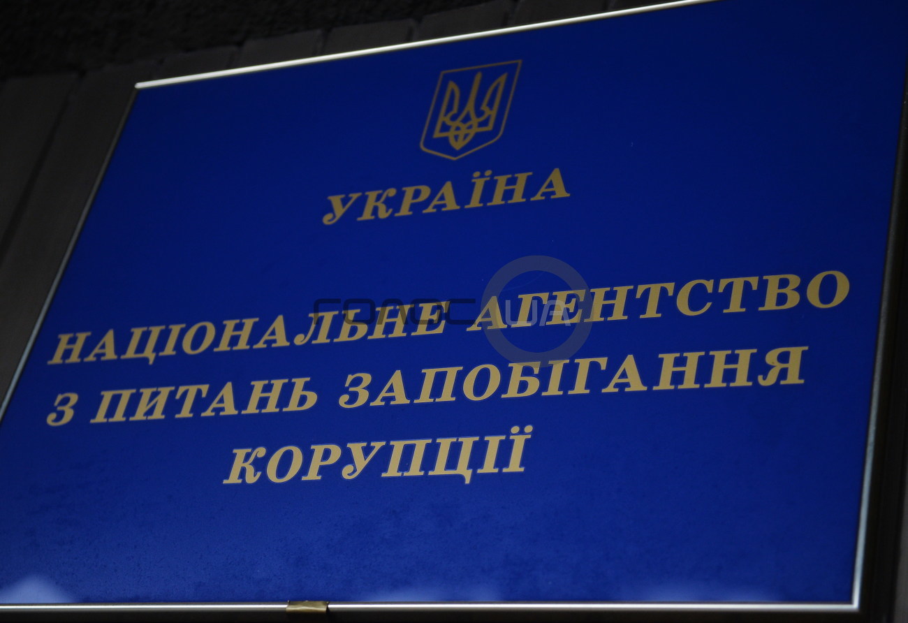 В Киеве появился &#171;памятник коррупции&#187;