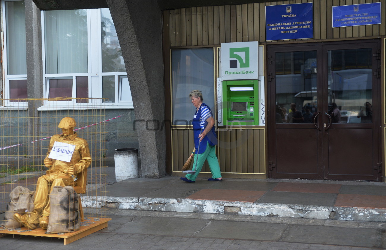 В Киеве появился &#171;памятник коррупции&#187;