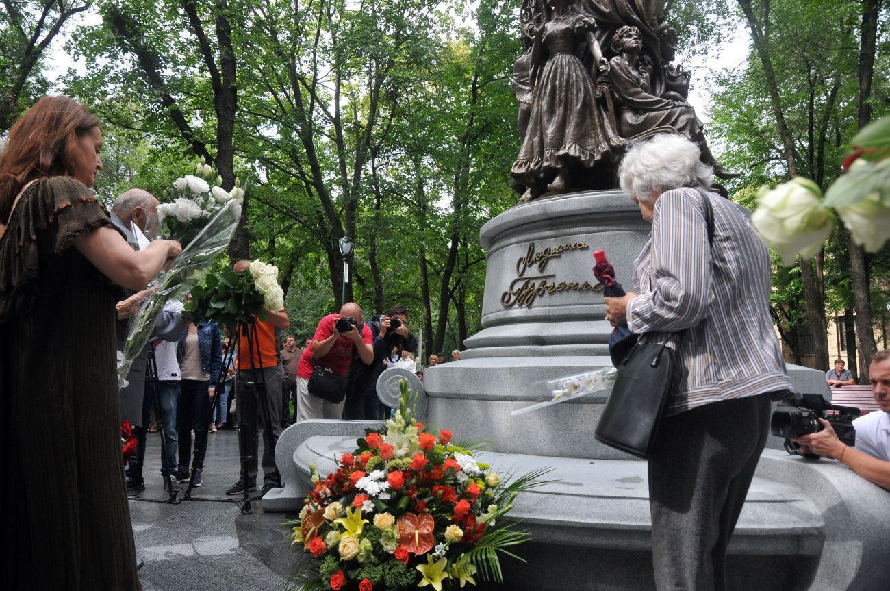 В Харькове открыли памятник Гурченко