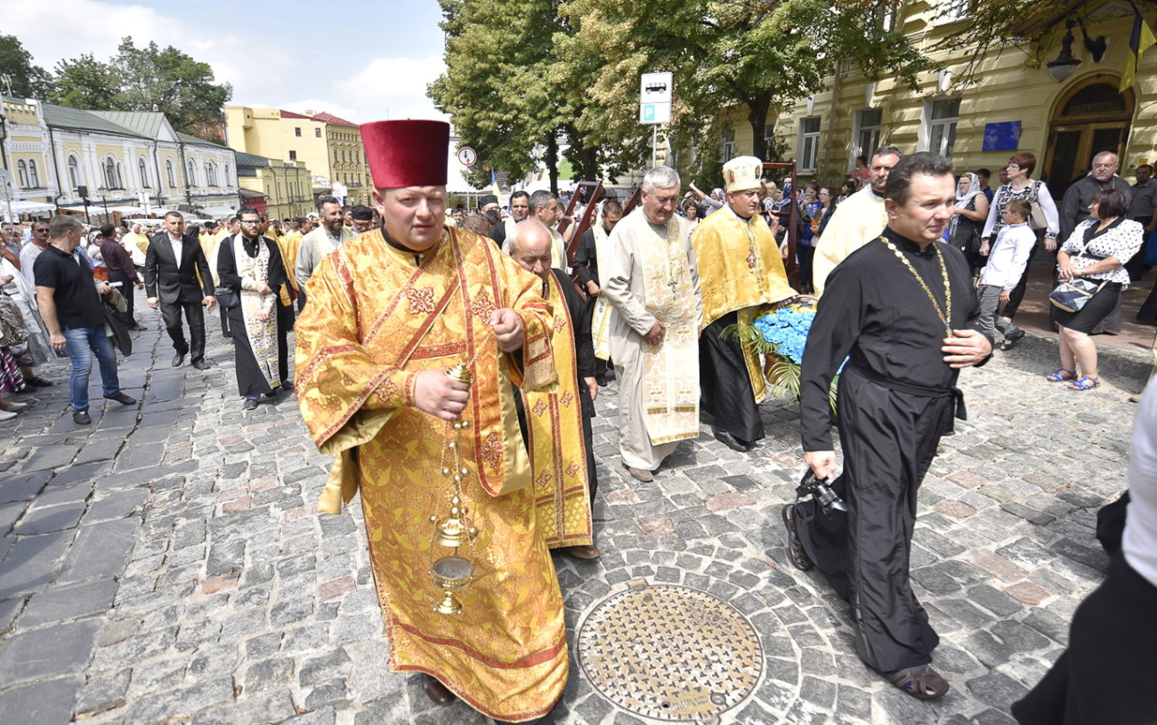 Верующие Украинской автокефальной православной церкви  прошли крестным ходом в Киеве