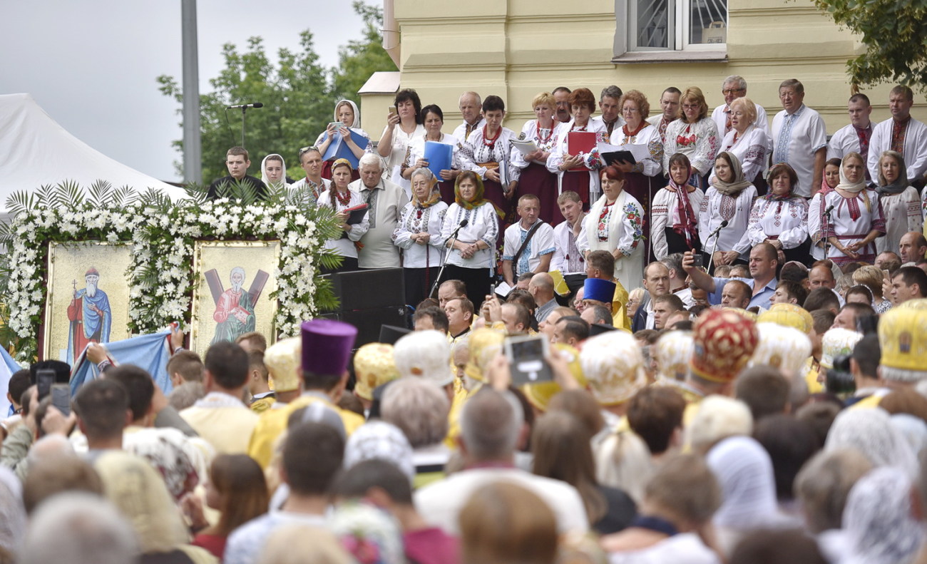 Верующие Украинской автокефальной православной церкви  прошли крестным ходом в Киеве