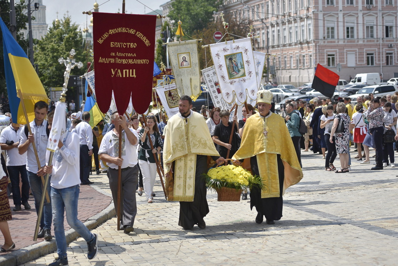 Верующие Украинской автокефальной православной церкви  прошли крестным ходом в Киеве