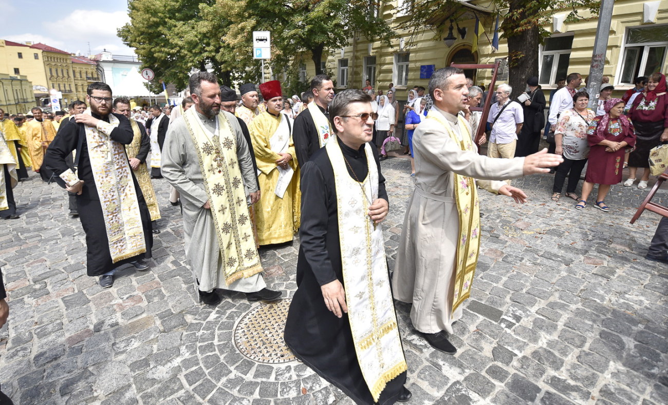 Верующие Украинской автокефальной православной церкви  прошли крестным ходом в Киеве