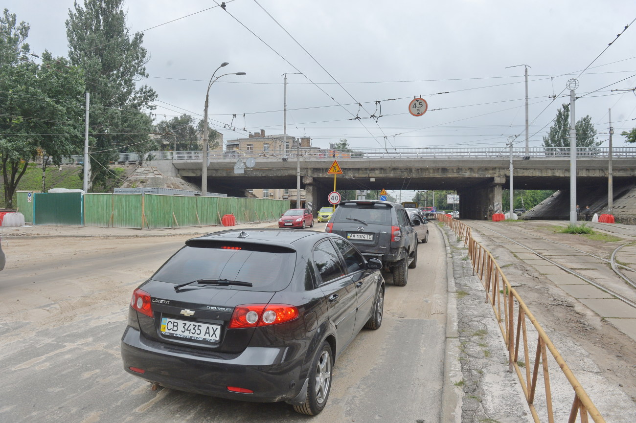 Проезд по поврежденному ливнем путепроводу в Киеве полностью закрыли