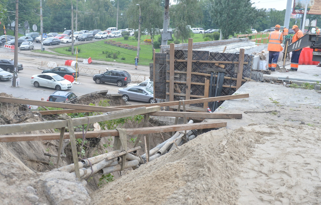 Проезд по поврежденному ливнем путепроводу в Киеве полностью закрыли