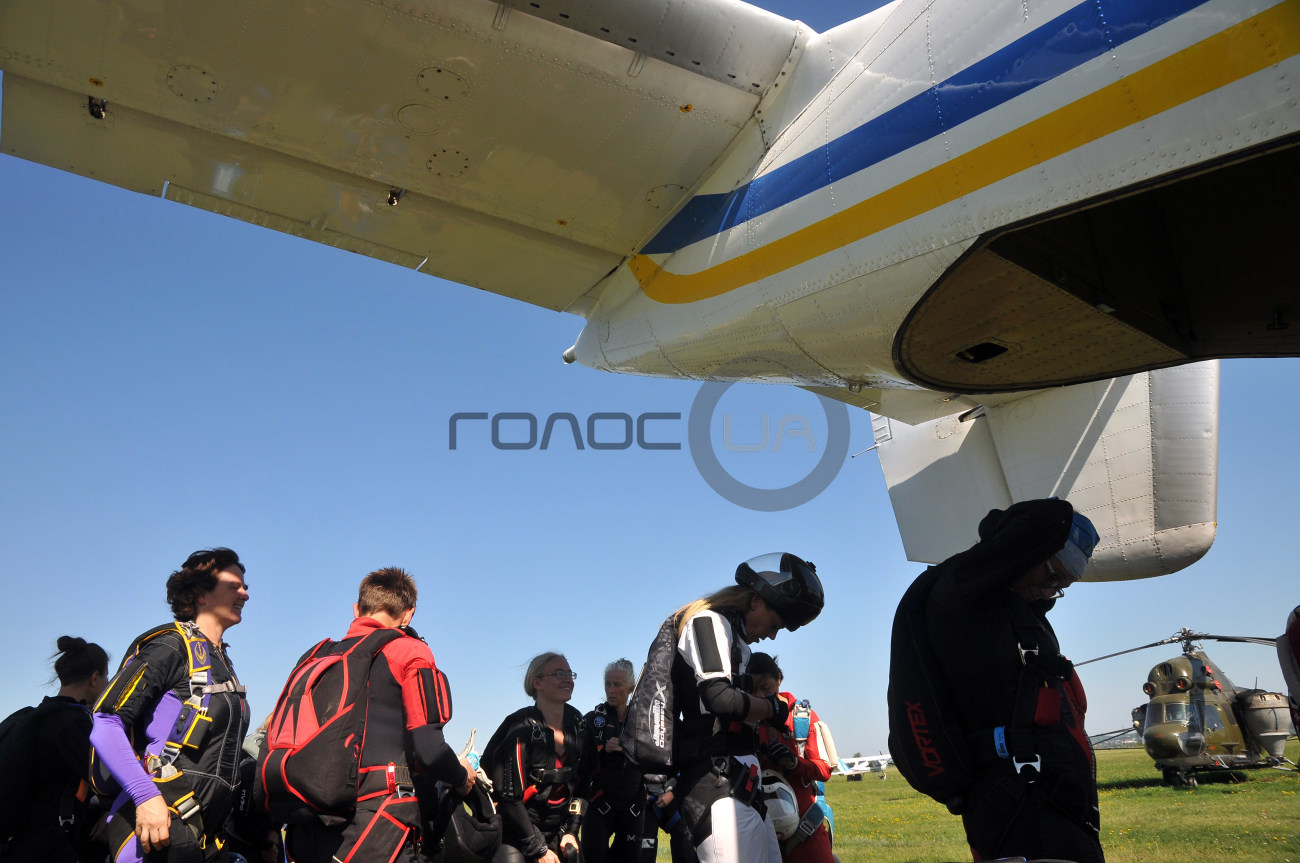 82 парашютистки со всего мира стали рекордсменками на аэродроме «Коротич» в Харькове