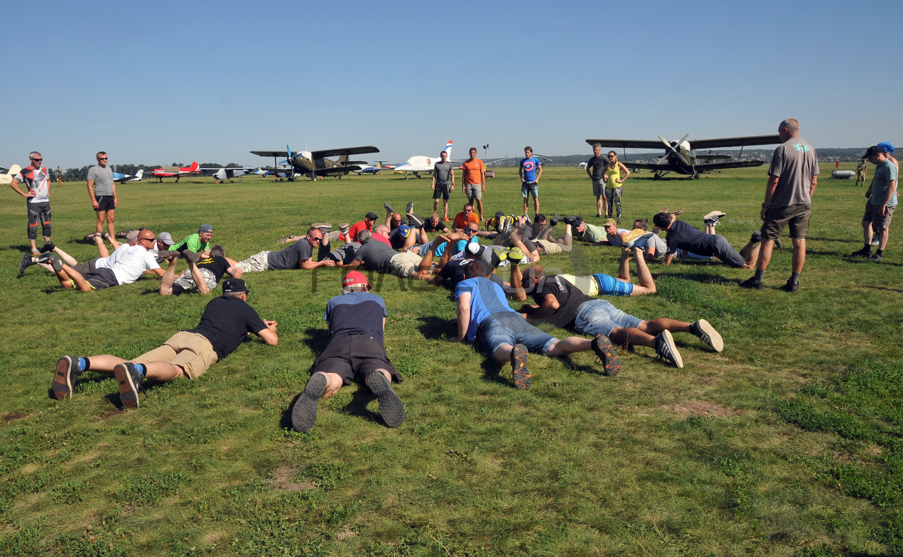 82 парашютистки со всего мира стали рекордсменками на аэродроме «Коротич» в Харькове