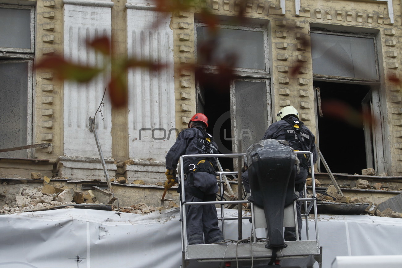 Ураган в Киеве обвалил фасад дома на Крещатике