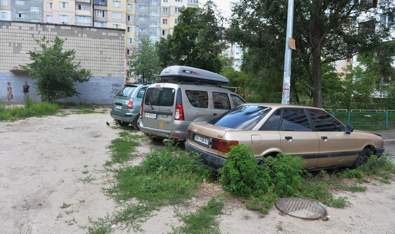 Брошенные авто во дворах столицы