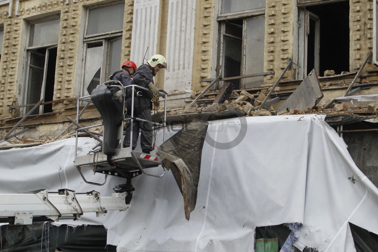 Ураган в Киеве обвалил фасад дома на Крещатике
