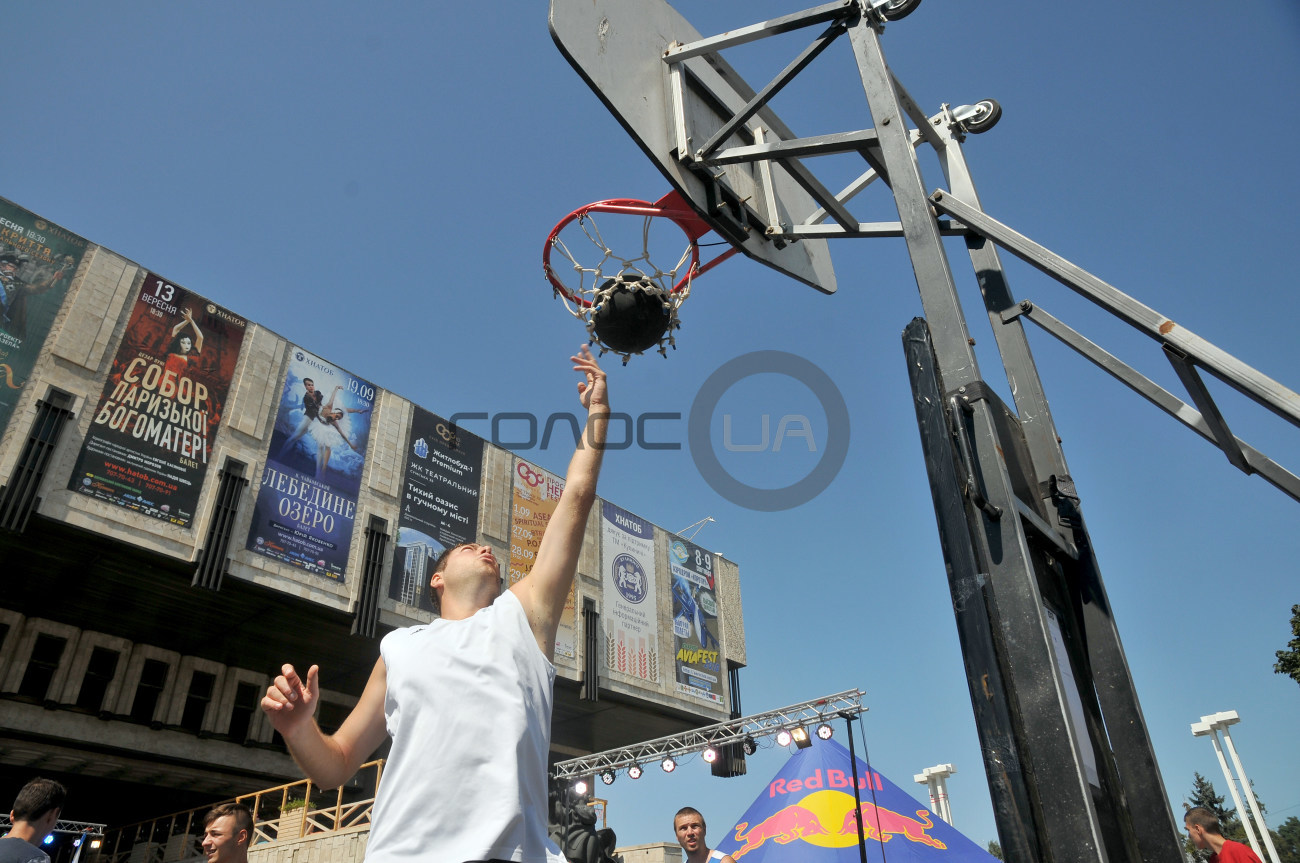 В Харькове состоялся фестиваль по уличному футболу и баскетболу