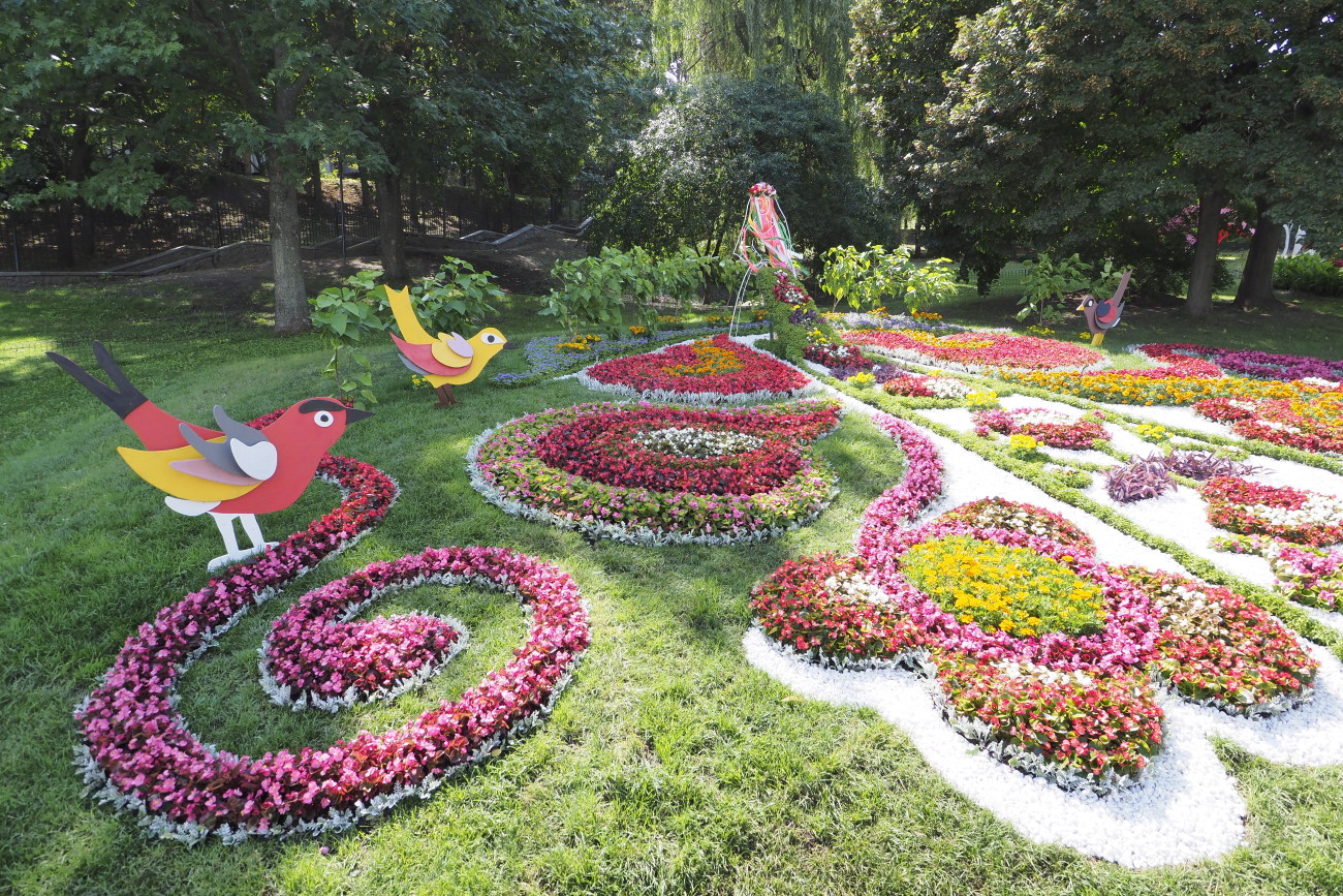 На «Певческом поле» проходит выставка цветов &#171;Волшебный украинский миф&#187;