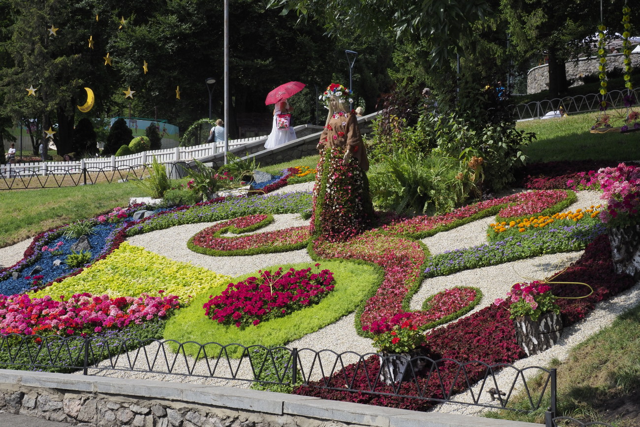 На «Певческом поле» проходит выставка цветов &#171;Волшебный украинский миф&#187;