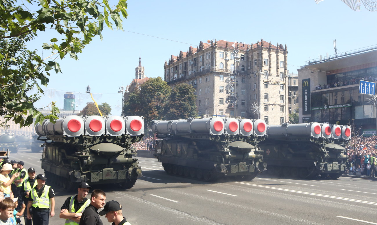 В Киеве состоялся военный парад