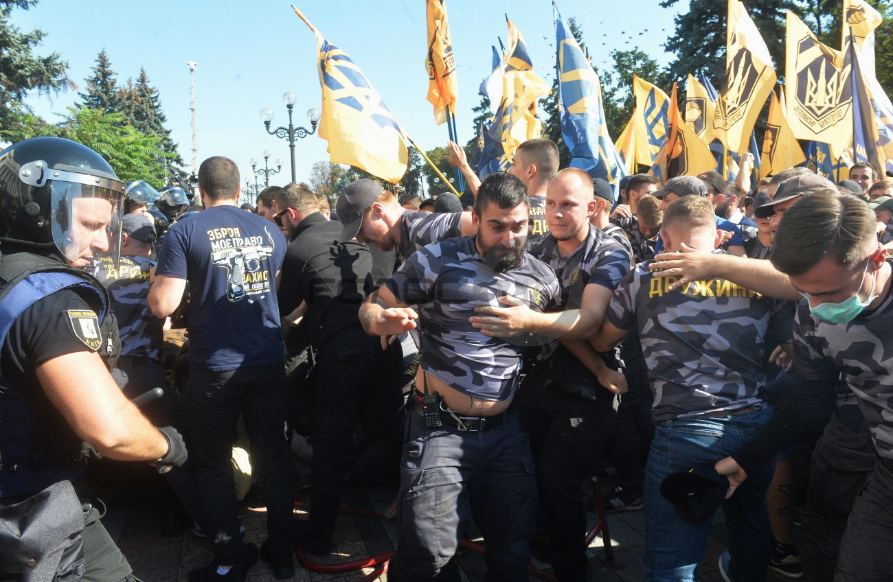 Под Радой националисты схлестнулись с полицией:есть пострадавшие