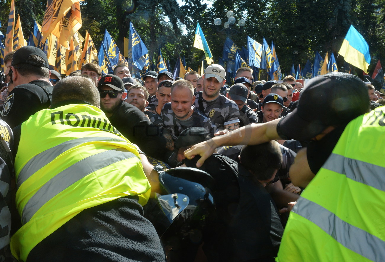 Под Радой националисты схлестнулись с полицией:есть пострадавшие