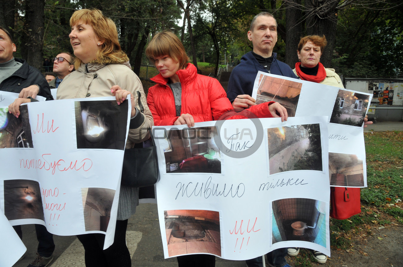 В Харькове жители общежития украинского общества слепых протестуют против ужасных условий проживания