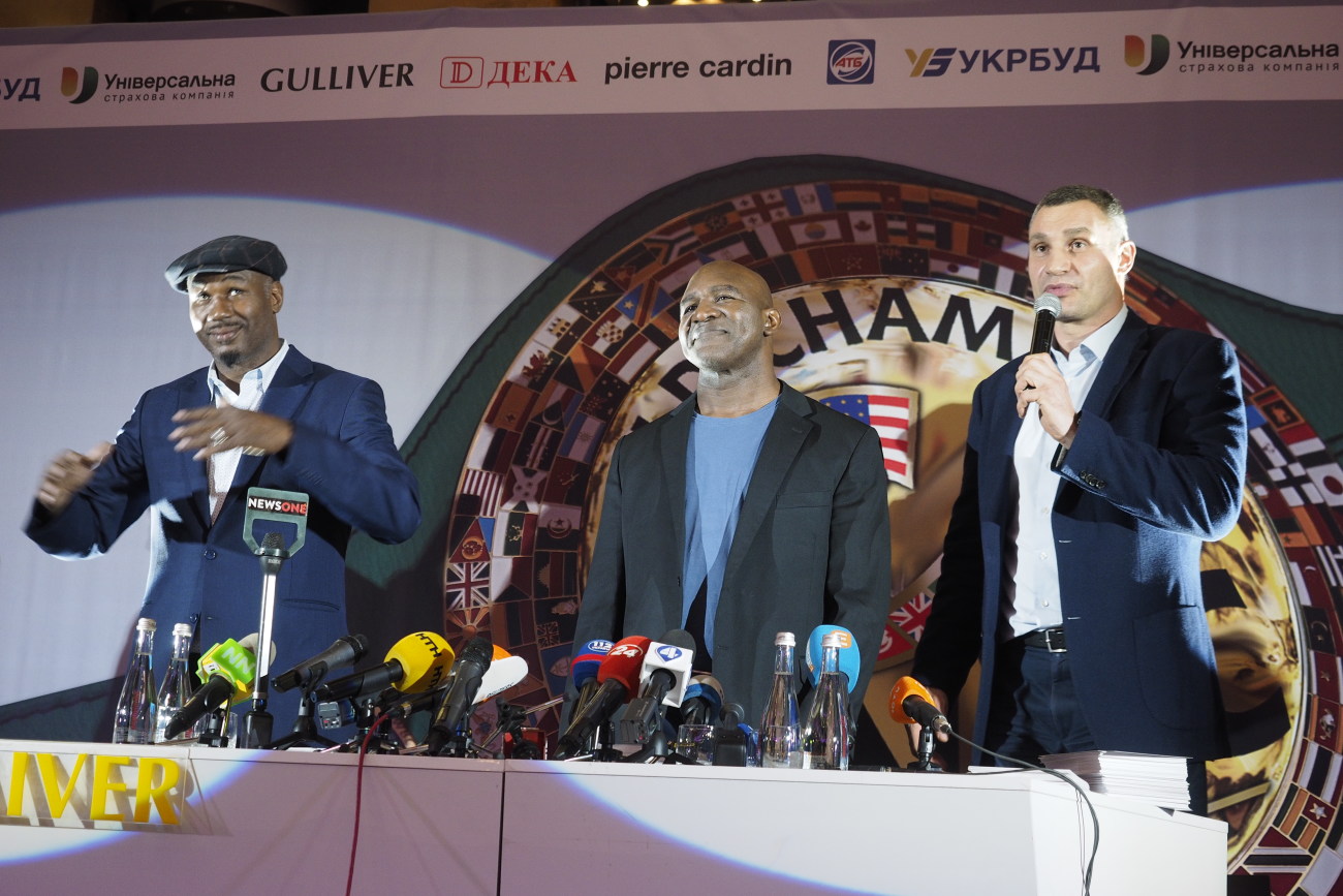 В Киеве состоялась автограф-сессия звезд мирового бокса