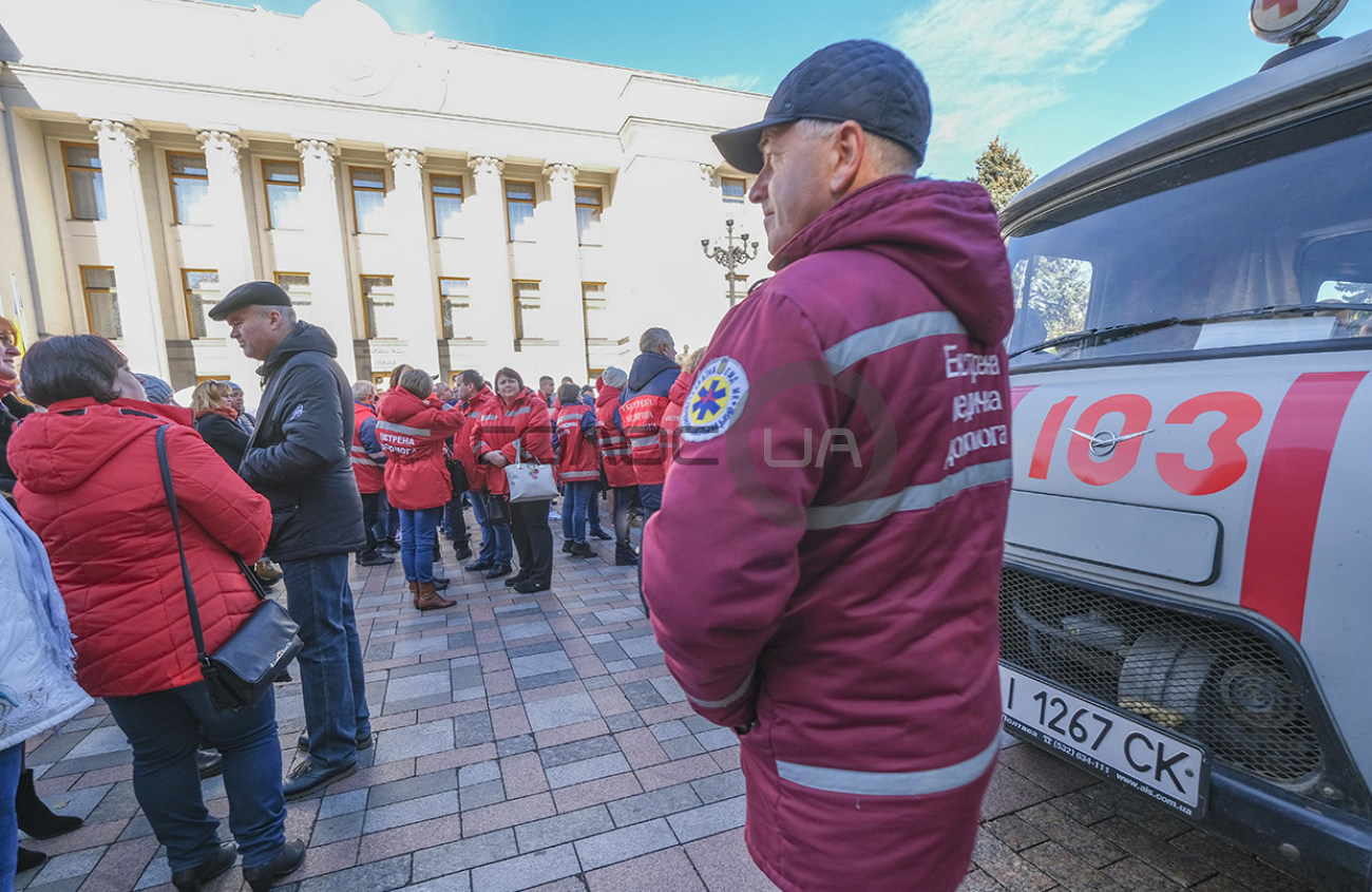 Столичные медики требовали у депутатов зарплату