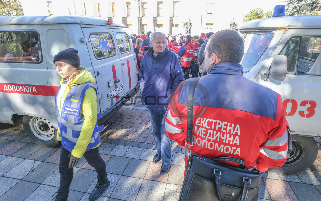 Столичные медики требовали у депутатов зарплату