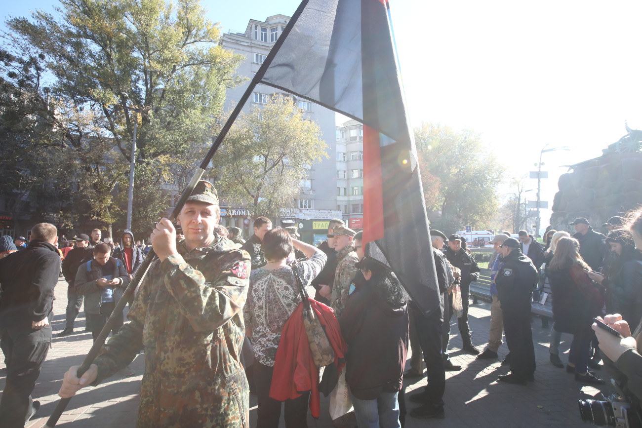 Радикалы пытались уничтожить памятник Ватутину в Киеве
