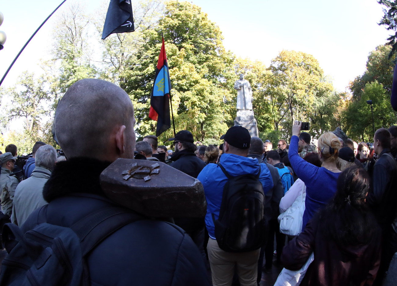 Радикалы пытались уничтожить памятник Ватутину в Киеве