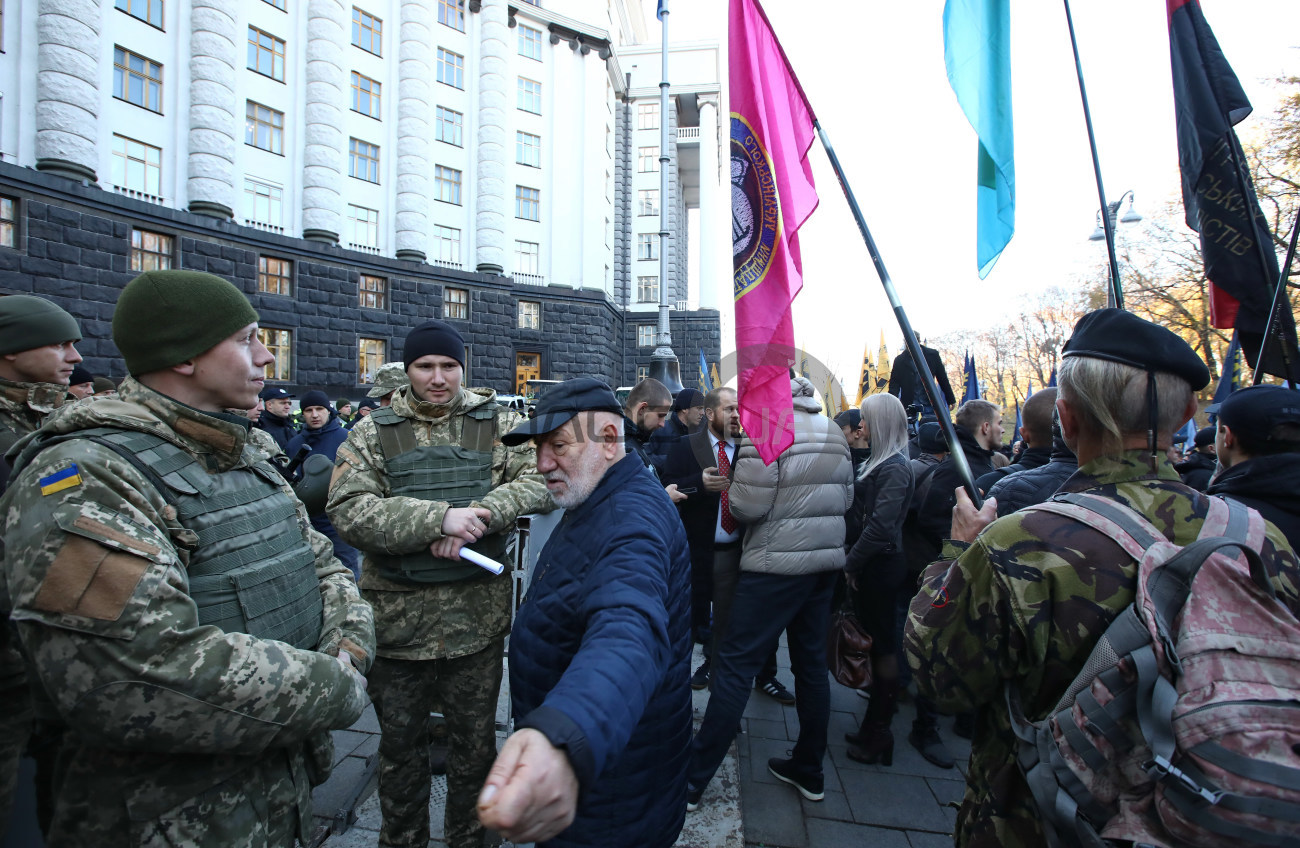 В Киеве &#171;нацдружинники&#187; требовали создания Министерства по делам ветеранов