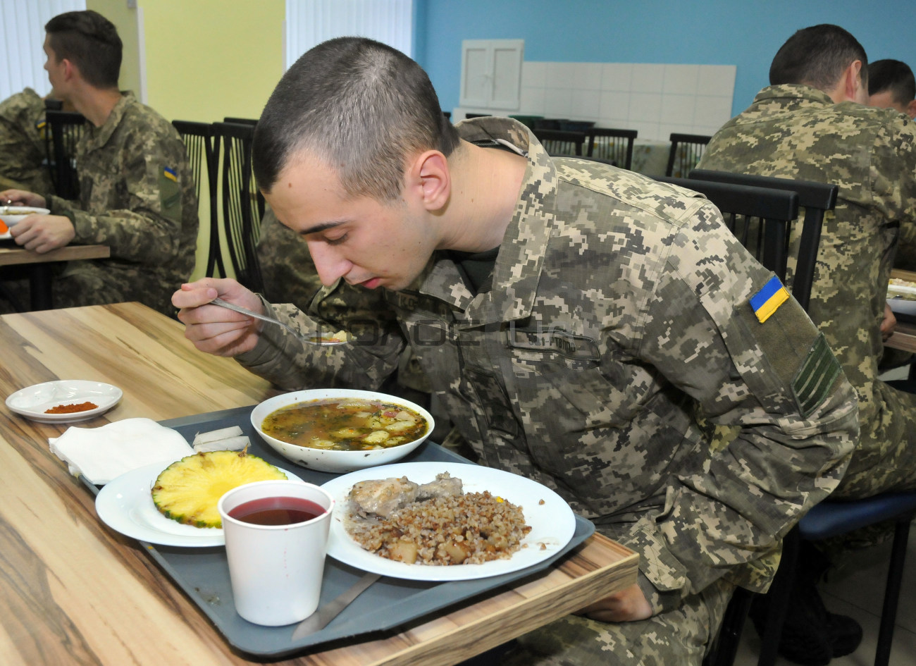 Журналистам показали чем кормят в столовой Харьковского университета воздушных сил