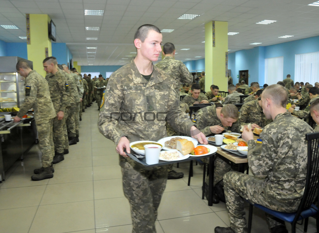 Журналистам показали чем кормят в столовой Харьковского университета воздушных сил