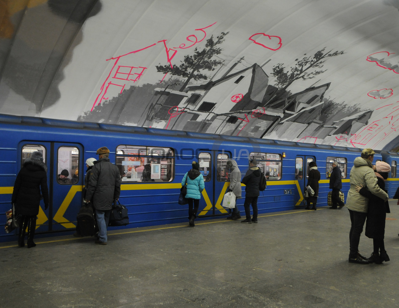 Киевляне привыкают к новому муралу на станции метро &#171;Осокорки&#187;